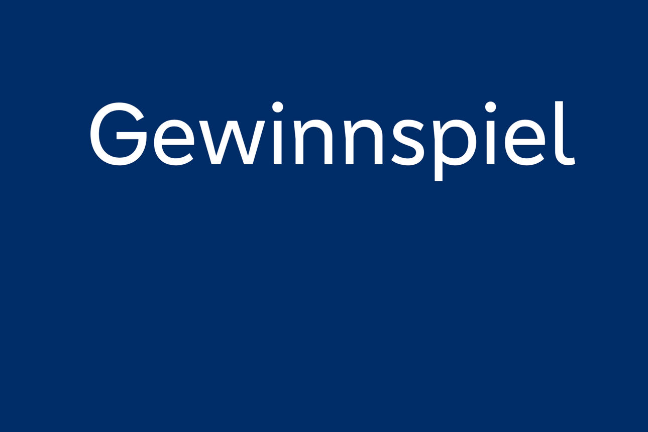 Blaues Bild mit weißer Schrift - Gewinnspiel Jahresbericht