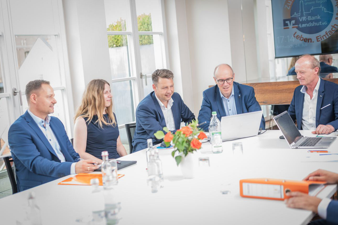Vorstand und Aufsichtsrat, welche in einer großen Runde am Tisch sitzen 