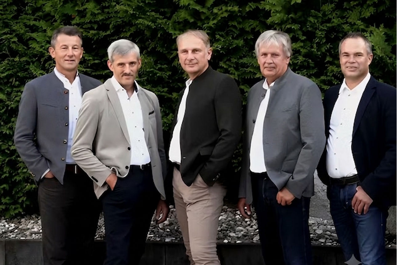 Foto der Aufsichtsräte mit den zwei Vorständen