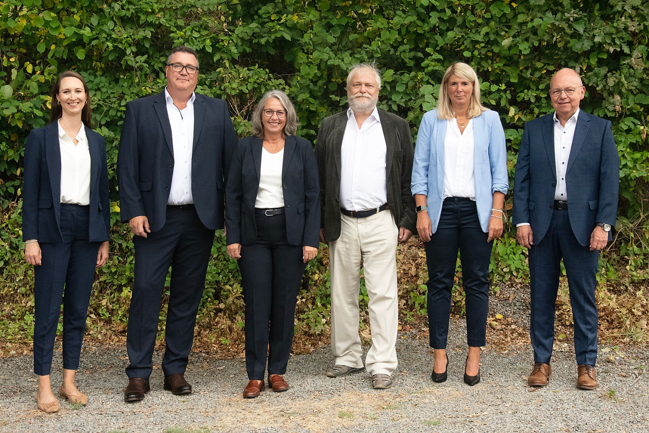 Die Mitglieder des Aufsichtsrates der Volksbank Berg stehen nebeneinander