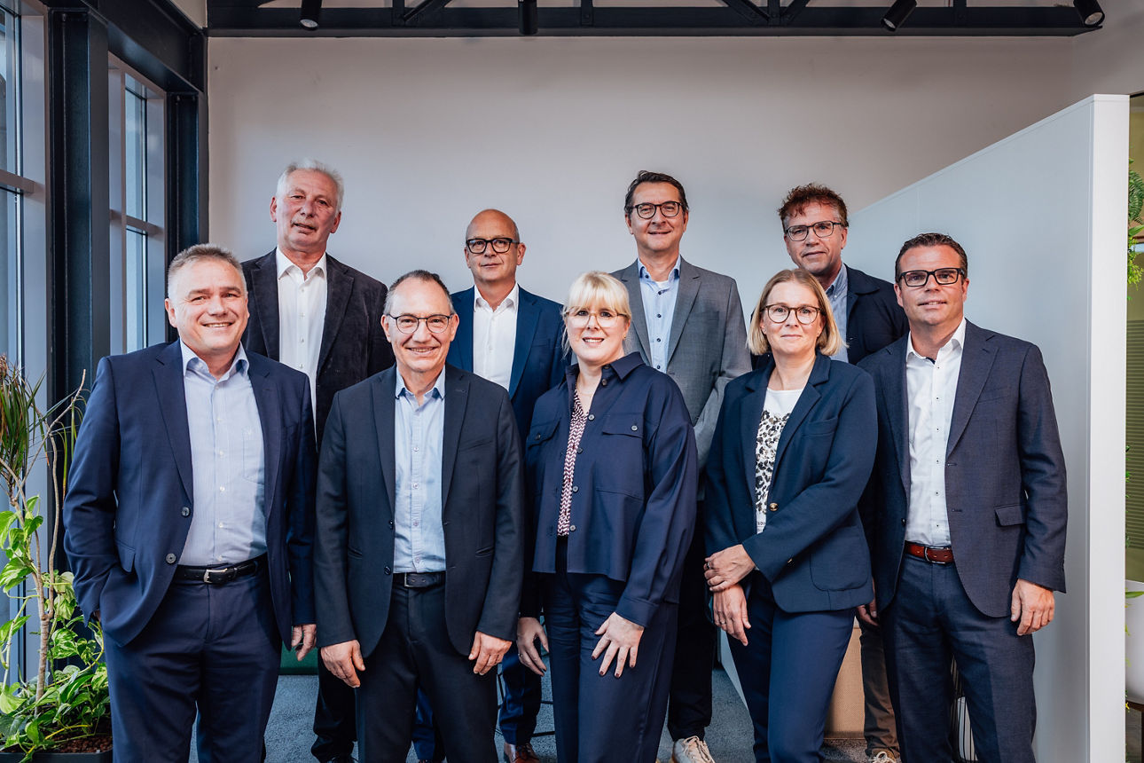 Auf dem Foto sind die Mitglieder des Aufsichtsrates zu sehen. Darunter sind zwei Frauen und sieben Männer. 