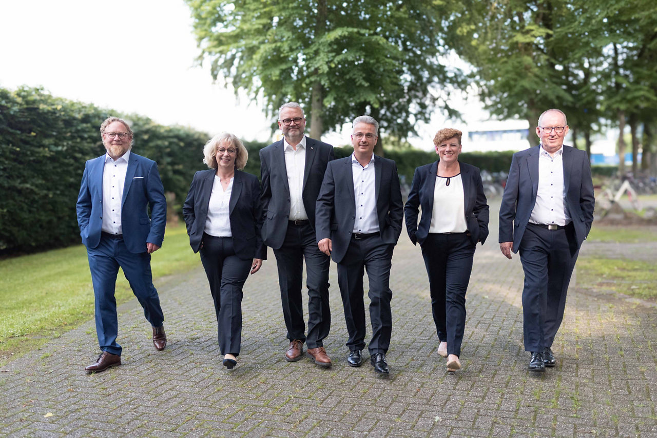 Die zwei Damen und vier Herren des Aufsichtsrates im Gehen. 