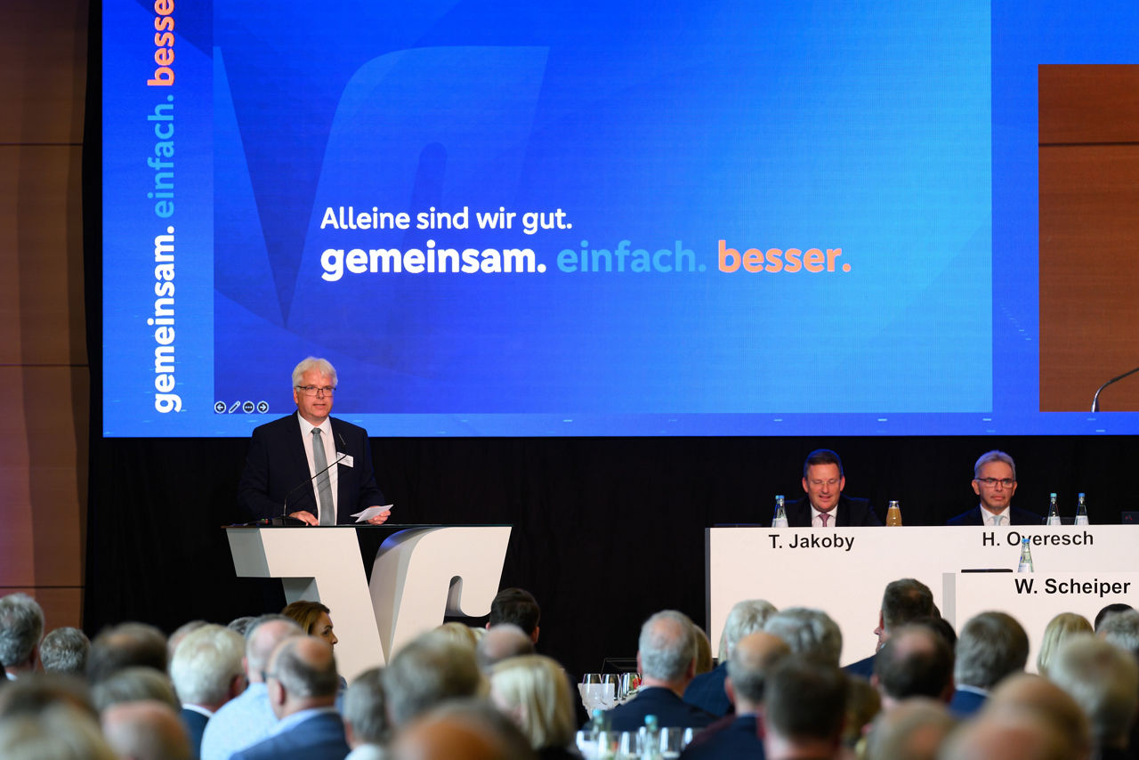 Aufsichtsratsvorsitzender Wolfgang Scheiper auf einer Bühne
