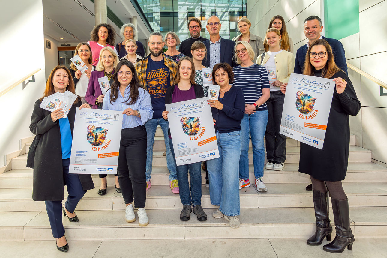 Gruppenfoto mit Schülerinnen und Schülern, Lehrerinnen und Lehrern und den Vertreter der Dortmunder Volksbank