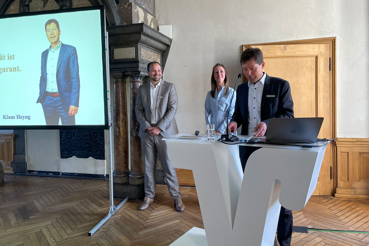 Klaus Heyng am Rednerpult, im Hintergrund Sven Olbrich und Natalie Neugebauer