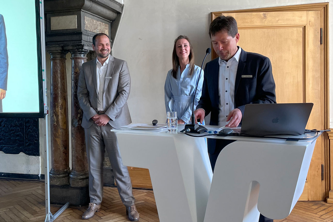 Klaus Heyng am Rednerpult, im Hintergrund Sven Olbrich und Natalie Neugebauer