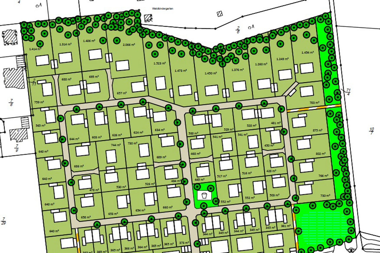 Grafischer Bebauungsplan mit markierten Grundstücken, Straßen, Grünflächen und Baumbestand in einer Wohnsiedlung.