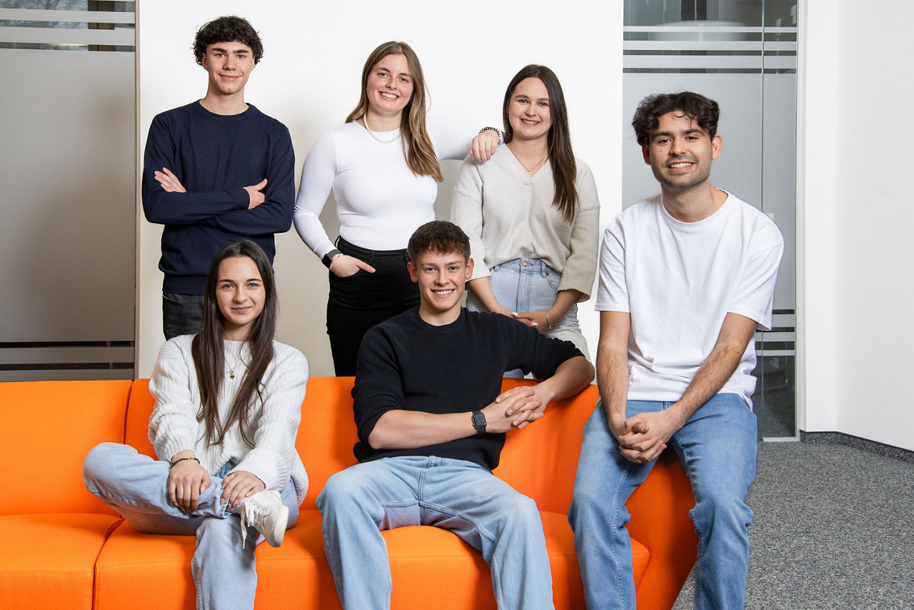 7 Azubis unserer Bank auf einer Couch