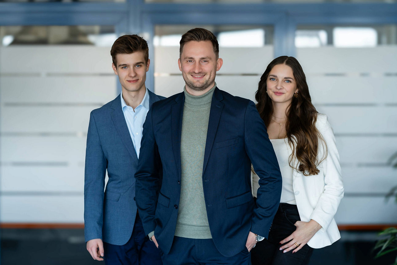 Ausbildungsleitung mit zwei Azubis