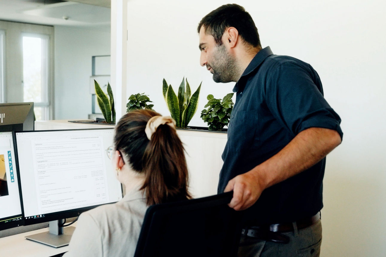 Kemal zeigt Sibel etwas an dem Computer