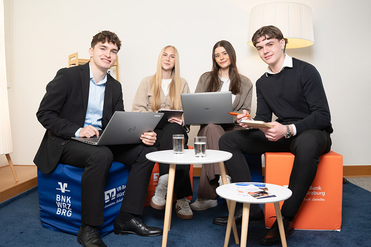 Junge Leute sitzen zusammen