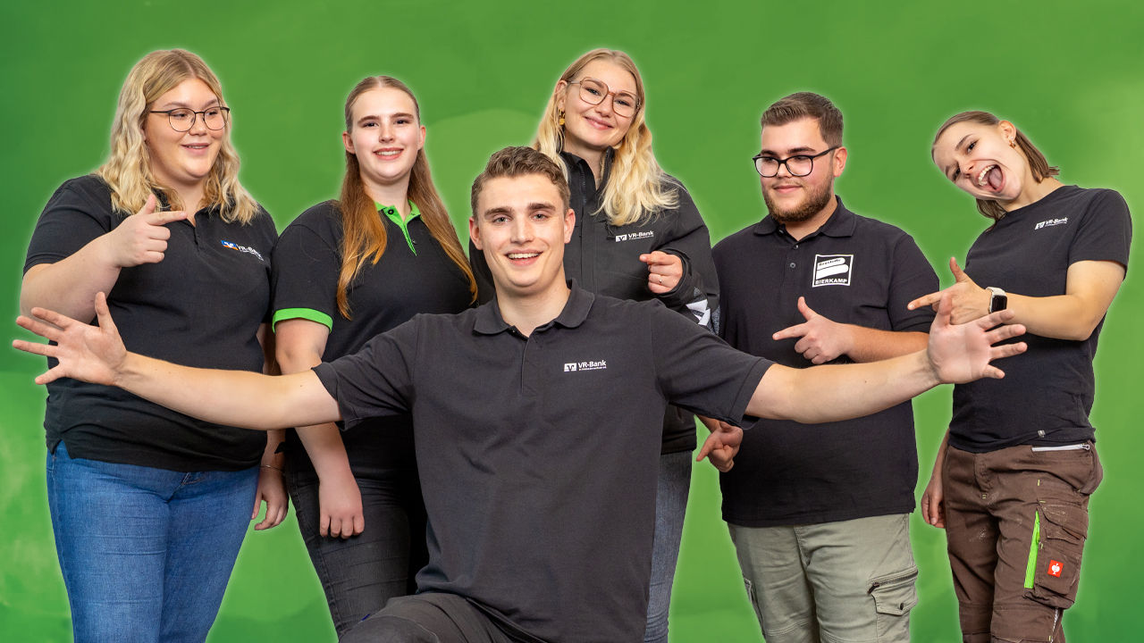 Eine Gruppe von jungen Leuten vor einem grünen Hintergrund
