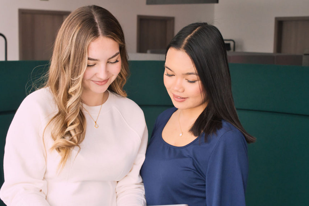 Zwei Auszubildende schauen auf Tablet