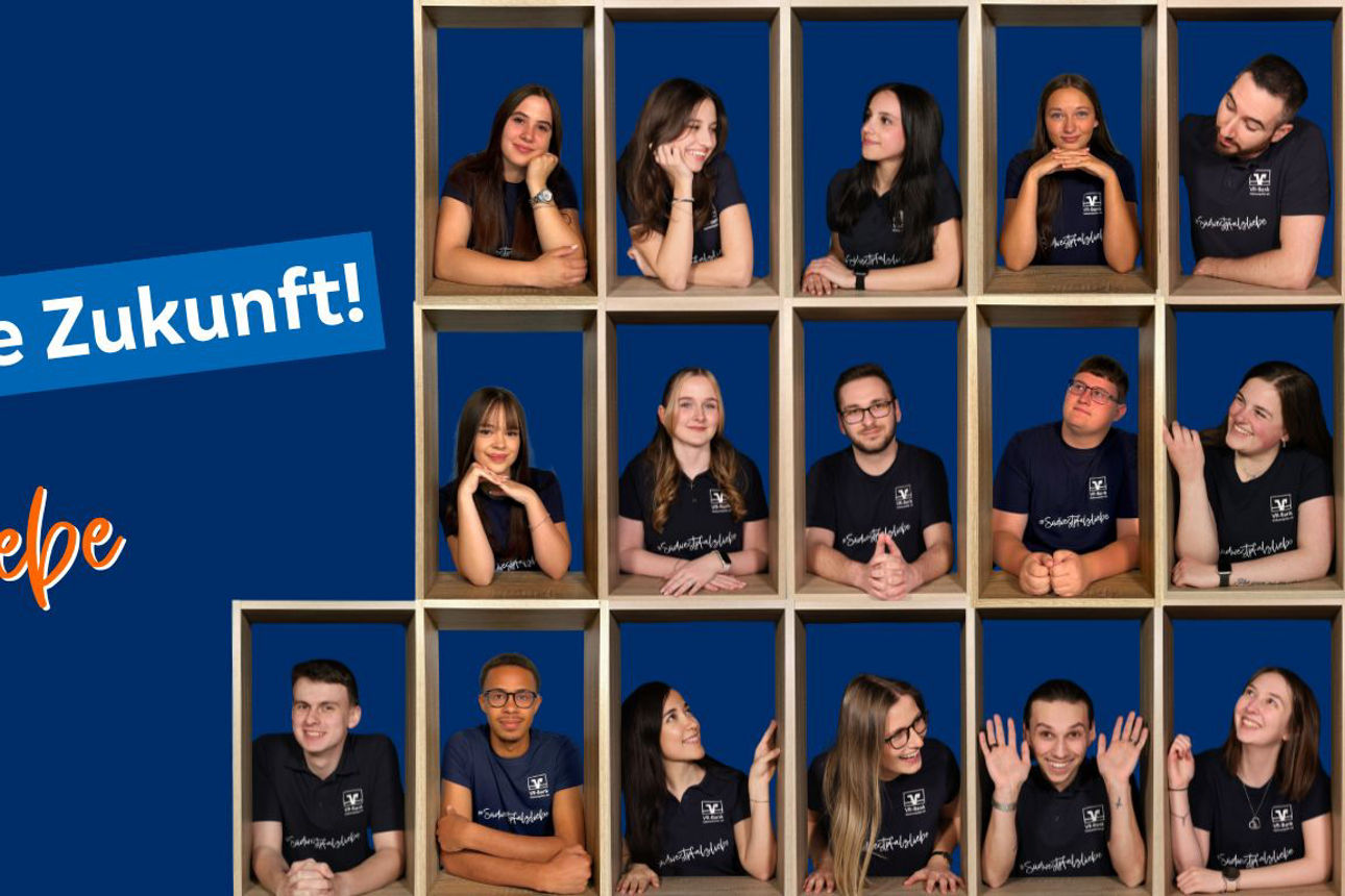 Auszubildende vor einer Leinwand