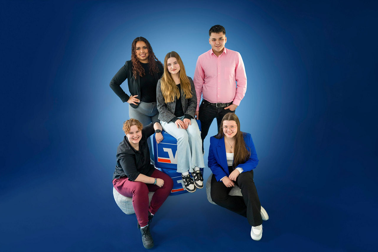 5 Azubis der VR Bank in Holstein