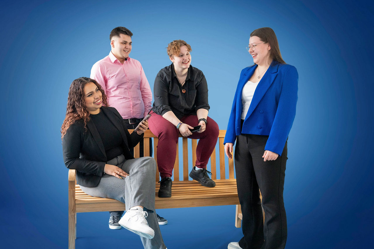 4 Azubis der VR Bank in Holstein