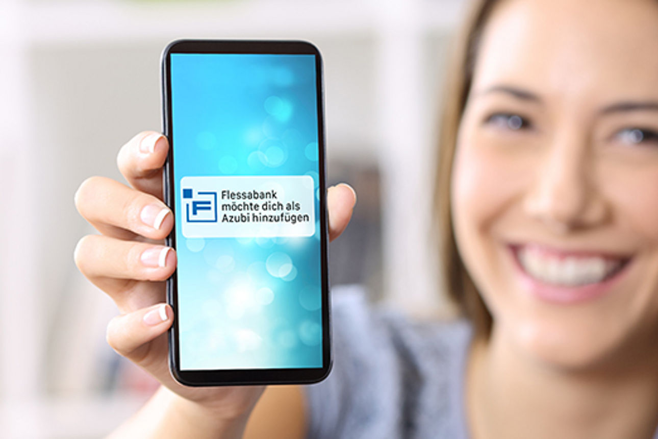 Frau hält Handy in die Kamera und auf dem Display steht "Flessabank möchte dich als Azubi hinzufügen"