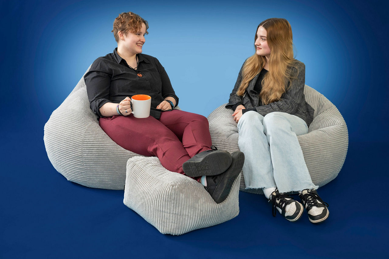 Alyssa und Julia auf Sitzsäcken