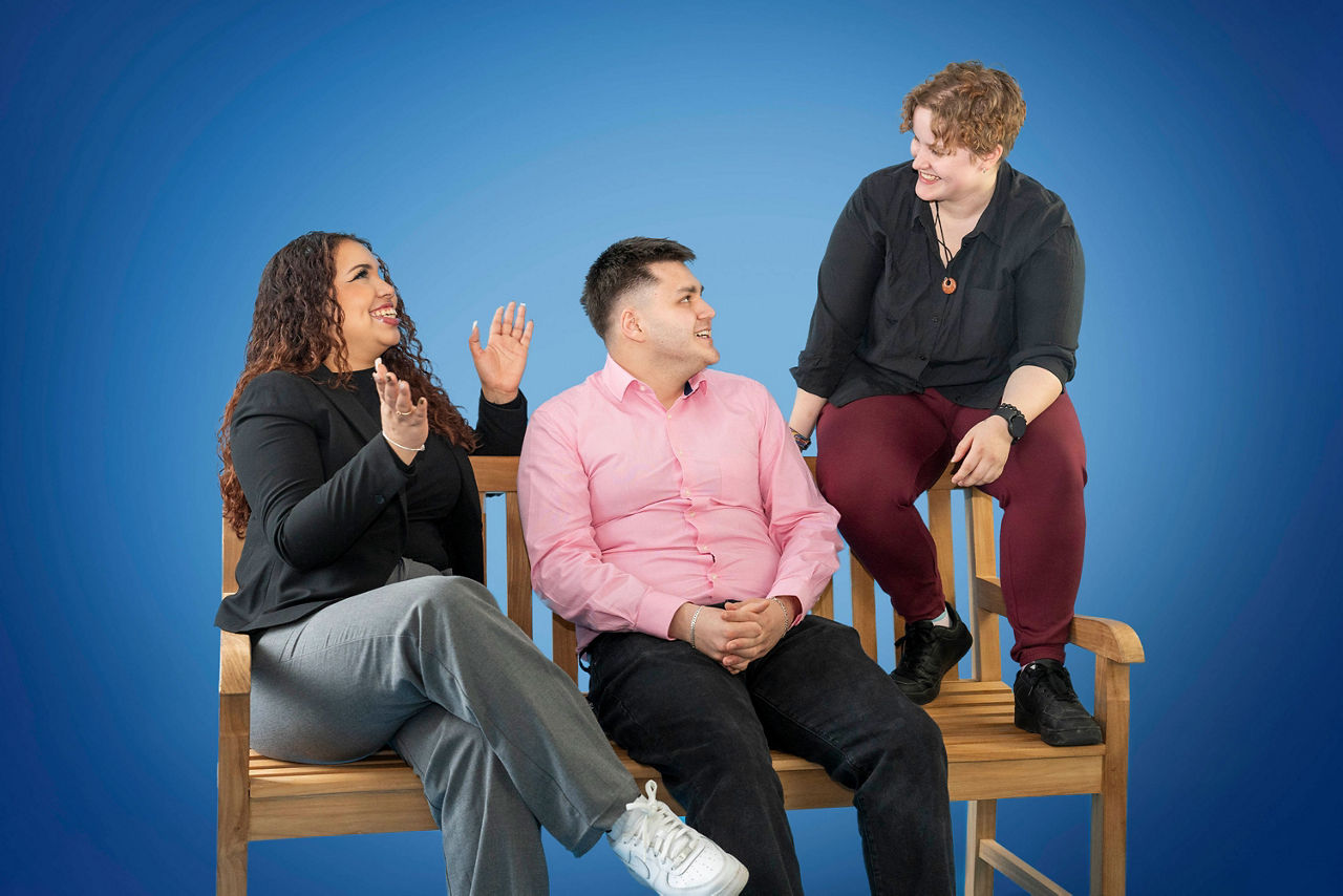 Salome, Emir und Alyssa auf einer Bank