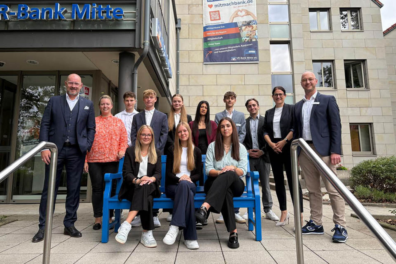 Auszubildende,Vorstand und Ausbildungsverantwortlich vor der Hauptstelle