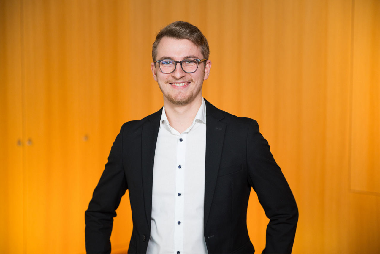 Portrait von dem Mitarbeiter Ausbildung und Recruiting Christoph Kühn bei der Volksbank in Ostwestfalen