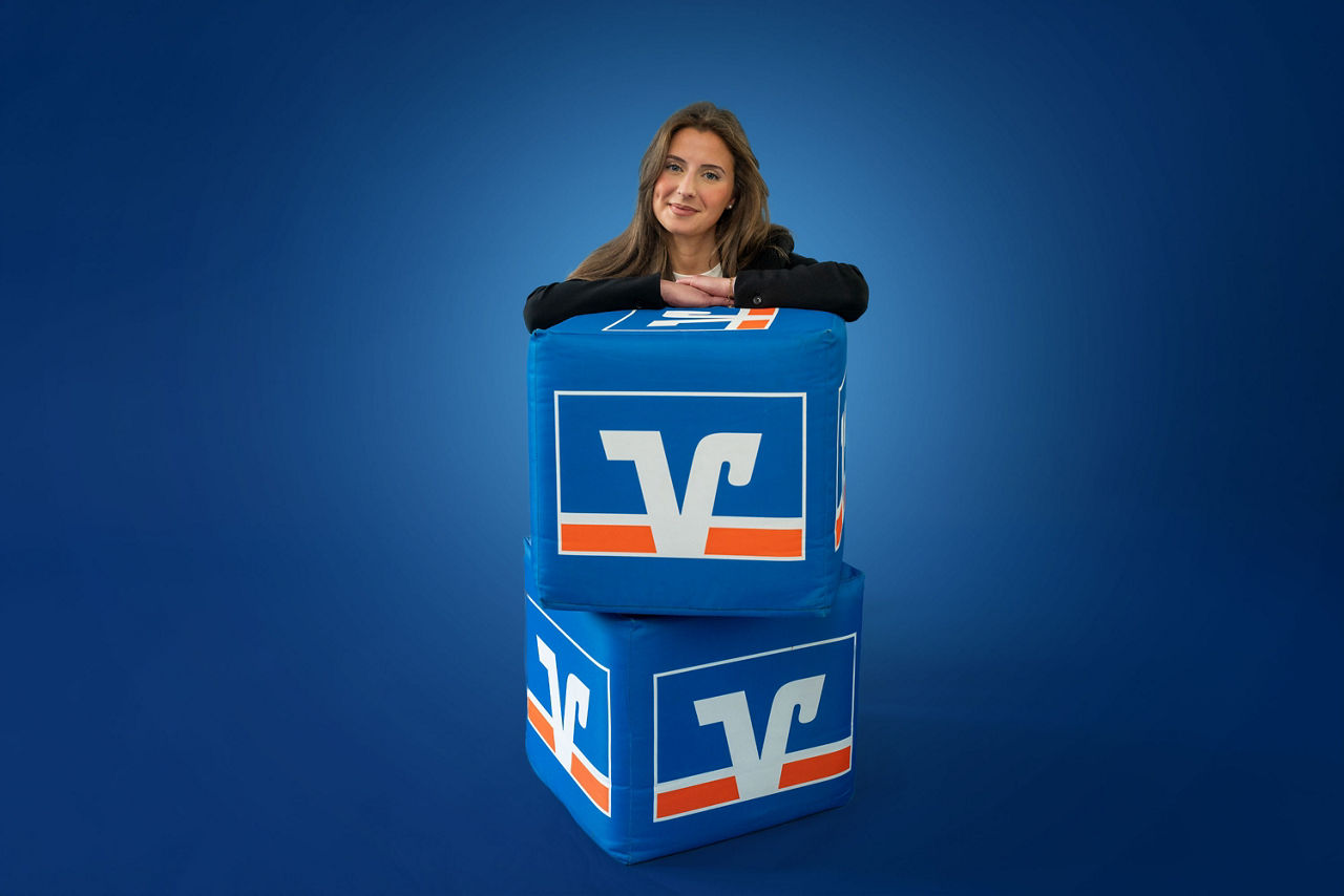 Elena hinter VR-Würfeln