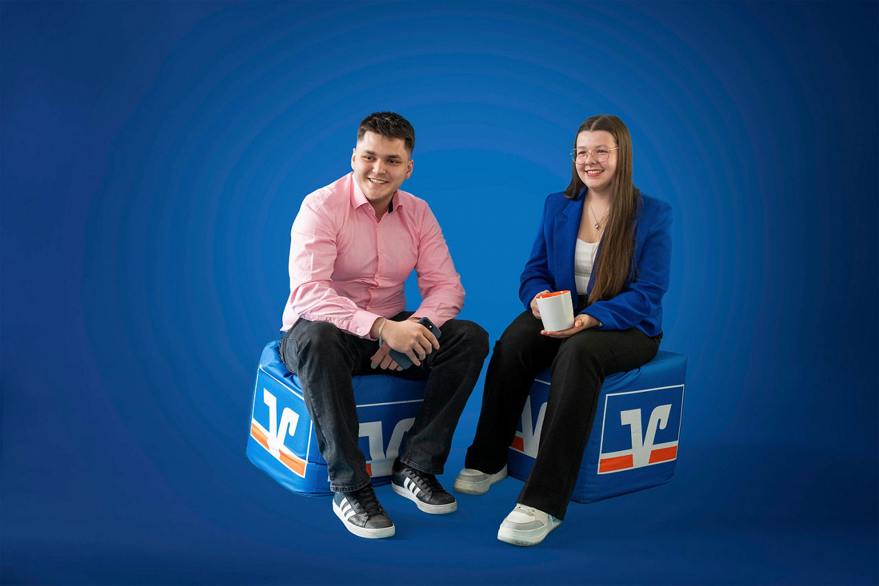 Emir und Lina sitzen auf VR-Cubes