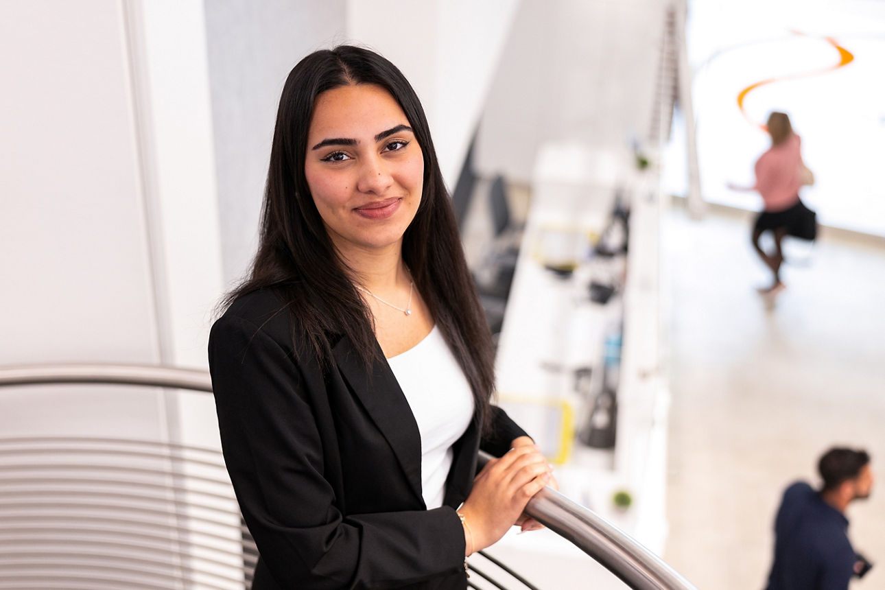 Auszubildende lächelt in die Kamera