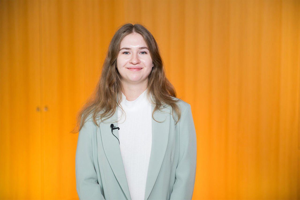Portrait von dem Mitarbeiterin Ausbildung und Recruiting Pia Intveen bei der Volksbank in Ostwestfalen