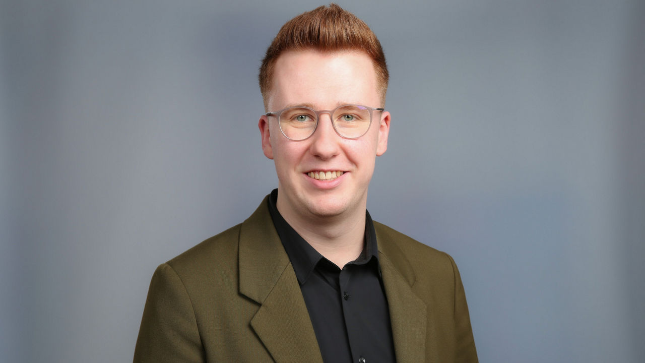 Portrait von dem Mitarbeiter Rene bei der Volksbank in Ostwestfalen.