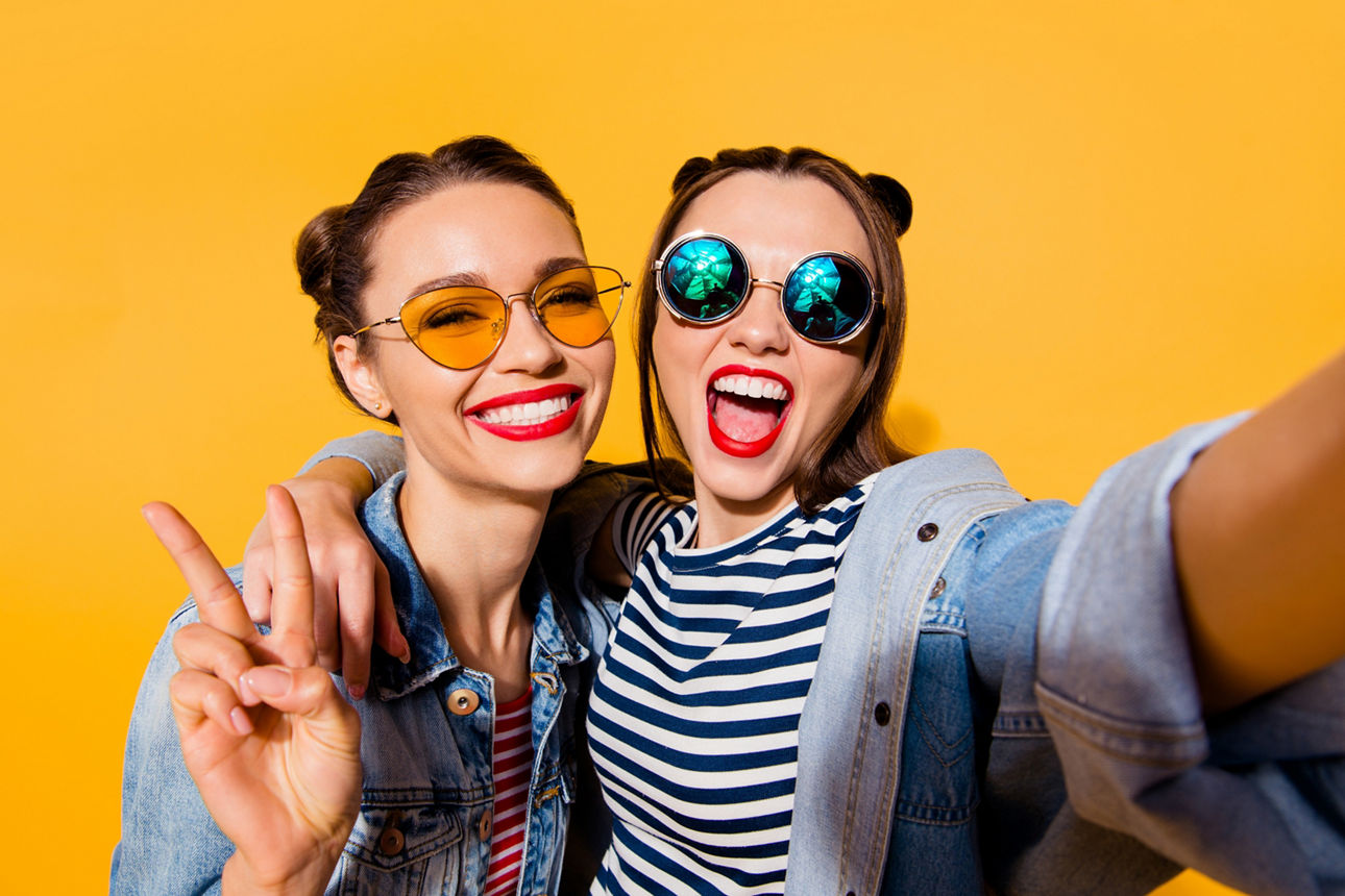 Zwei junge Frauen haben eine Sonnenbrille auf und haben Spaß