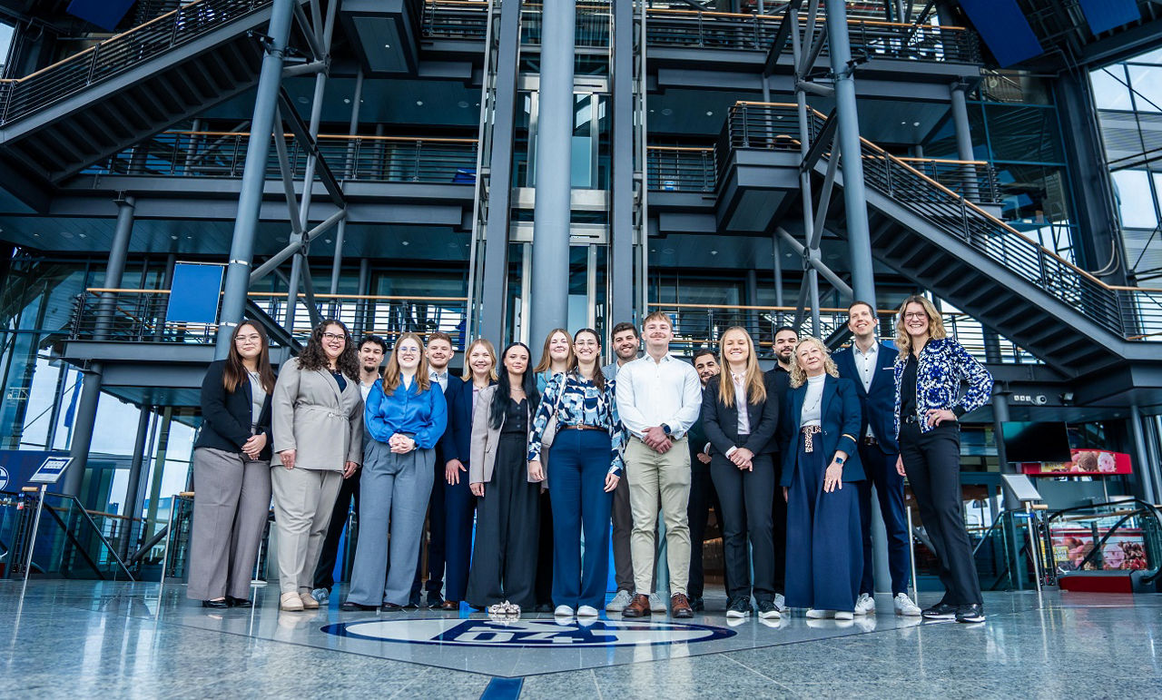Unsere Auszubildenden mit ihren beiden Ausbildungsleiterinnen (Michaela Potthoff und Christin Kallwitz) und Abteilungsleiter 