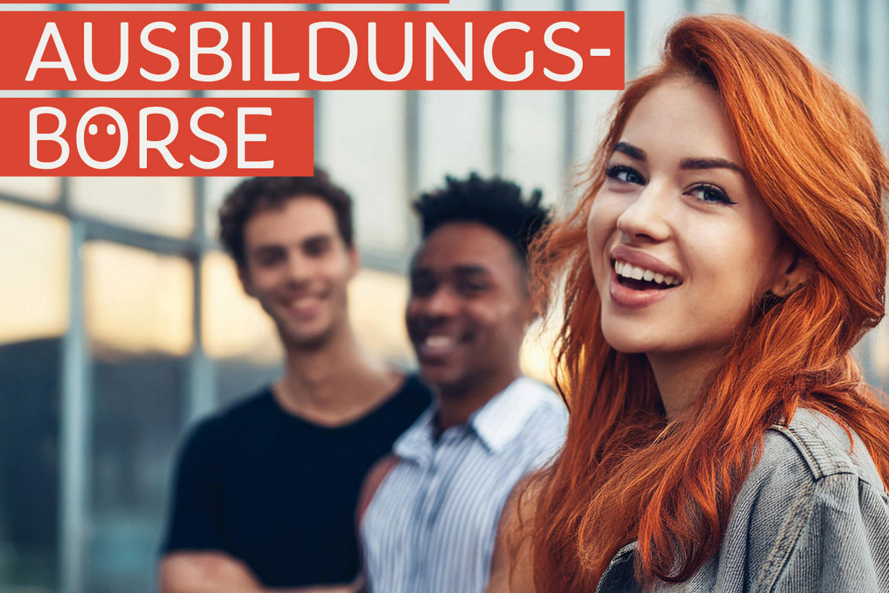 Junge Menschen stehen vor einer gläsernen Hauswand und lachen