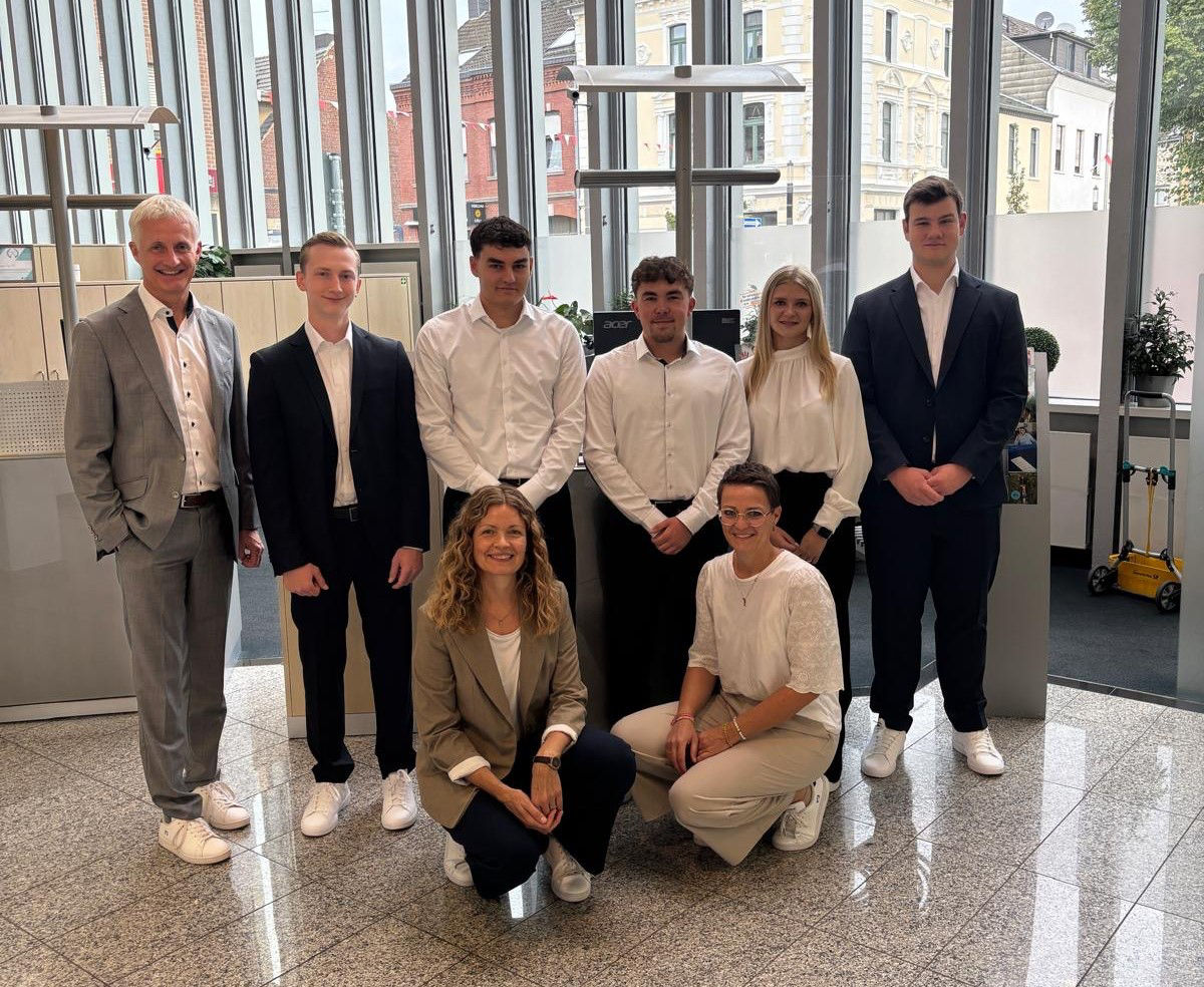 Gruppenbild der neuen Auszbildenden in der Bank mit Vorstand und Ausbildungsleiterinnen