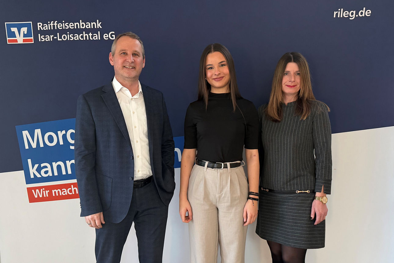 Portät von (v.l.) Vorstand Uwe Massong, ehem. Azubi Antigoni Rekli, Personalerin Silke Schoder