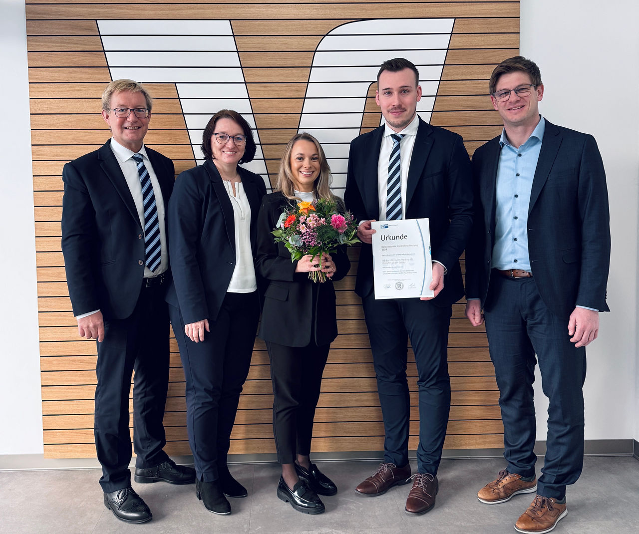 Übergabe der IHK-Urkunde für „herausragende Ausbildungsleistung