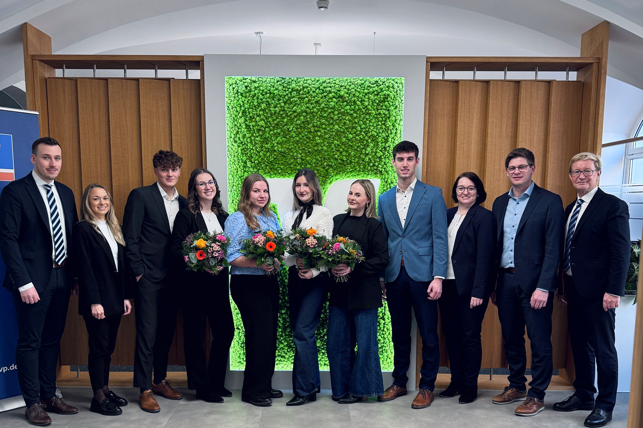 Die Absolventen mit den Vorständen der Bank und den Ausbildungsleitern