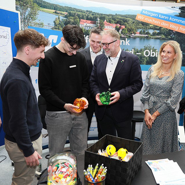 Landrat Andreas Danzer beim Besuch des Messestandes