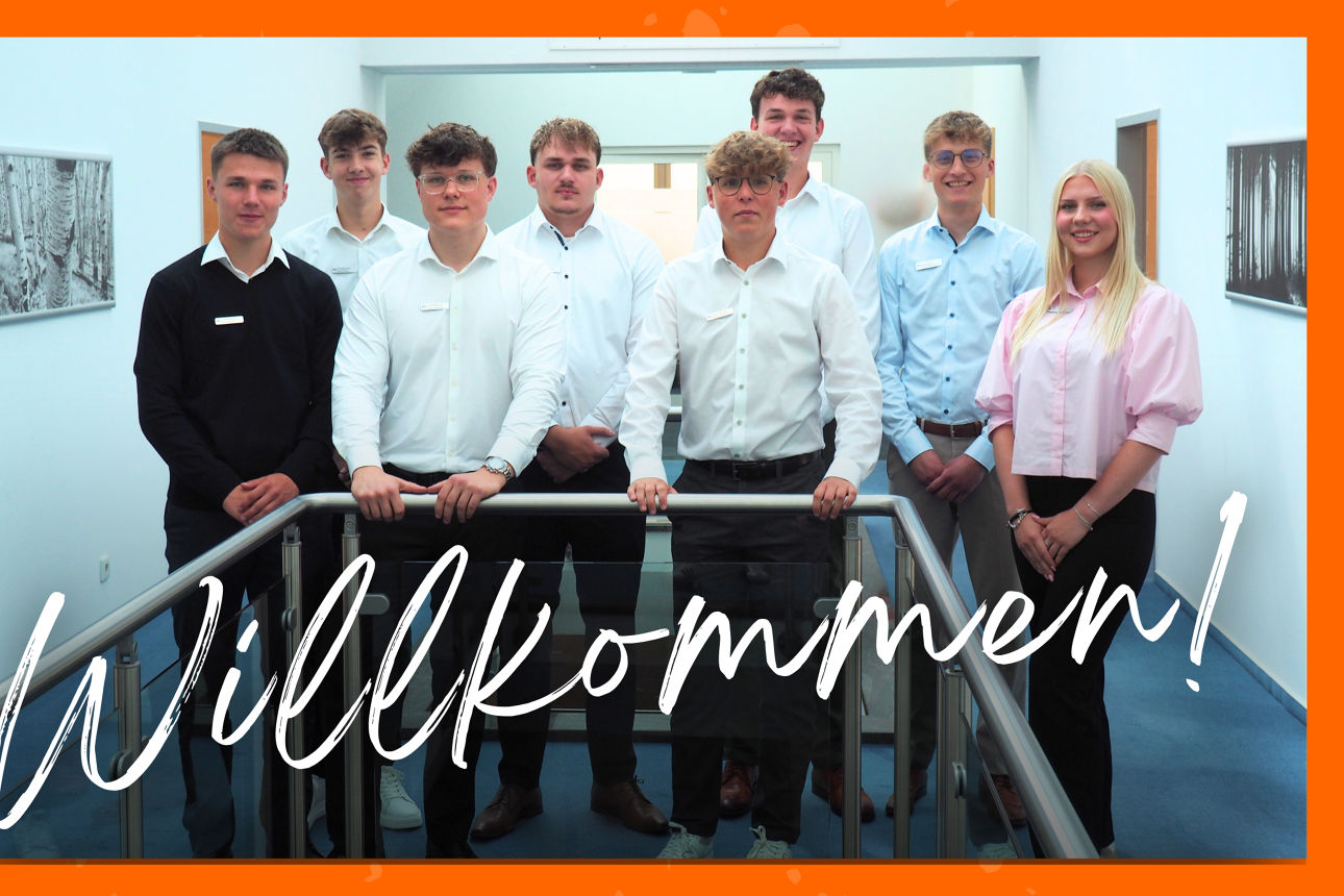 Eine Gruppe junger Menschen steht an einem Treppengeländer