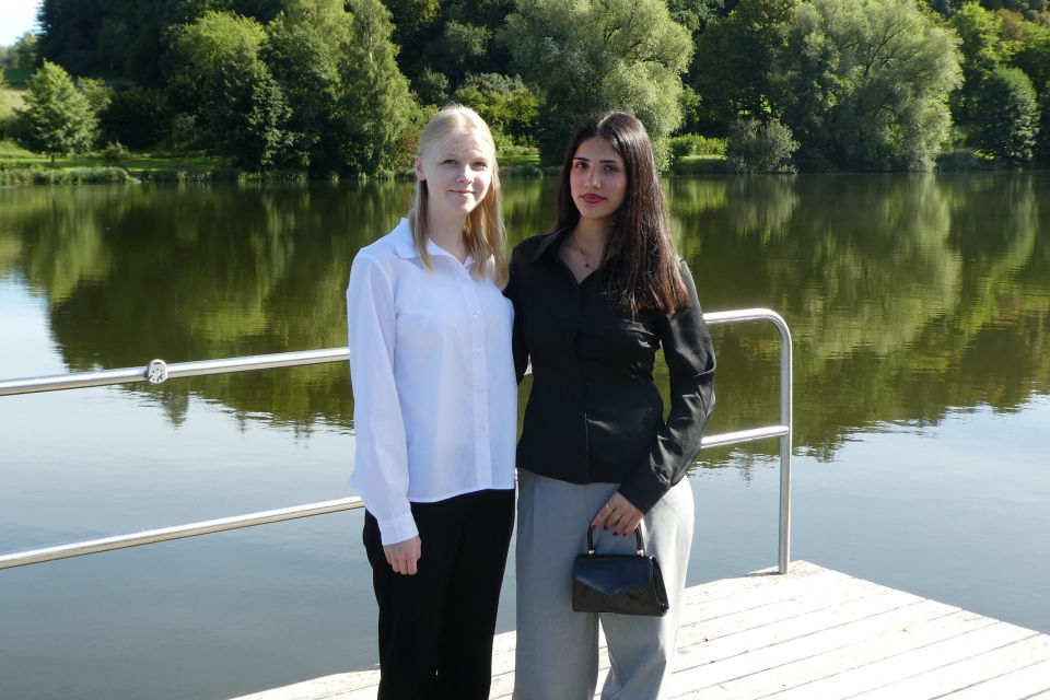 ruppenfoto der beiden neuen Auszubildenden Melanie Schmutzer und Maria Joki Kurtan.