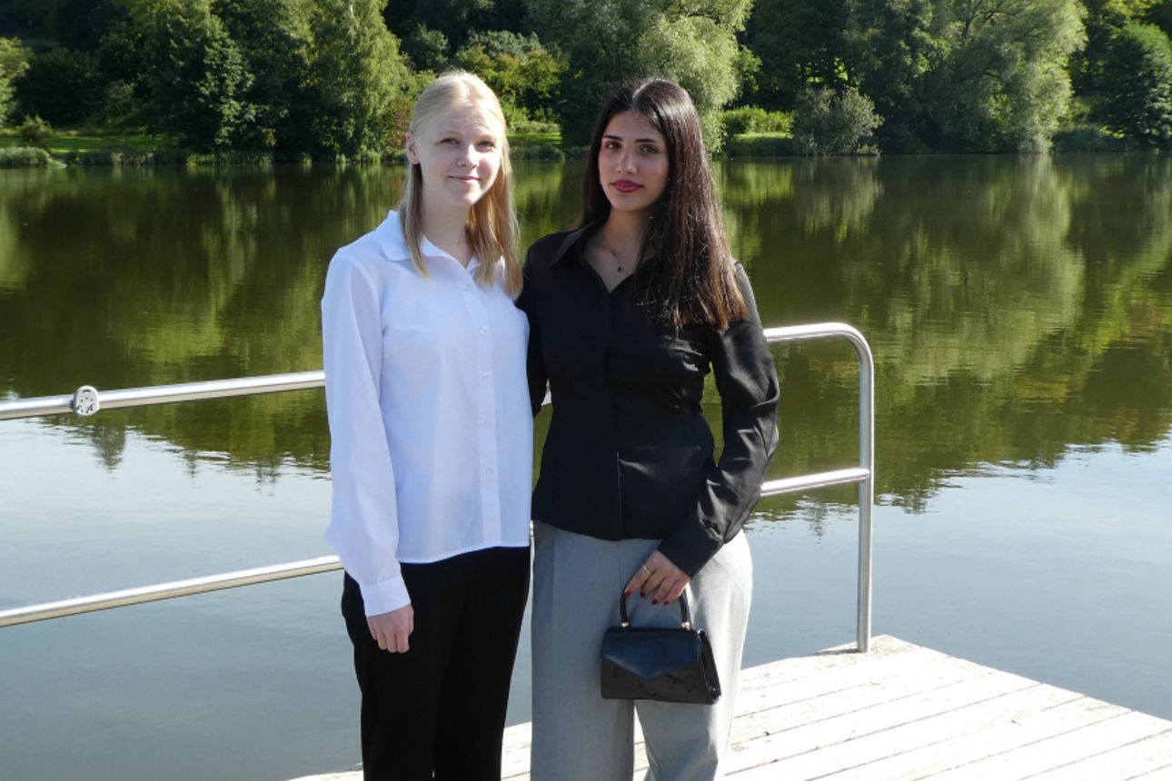 Gruppenfoto der beiden Auszubildenden Melanie Schmucker und Maria Joki Kurtan.