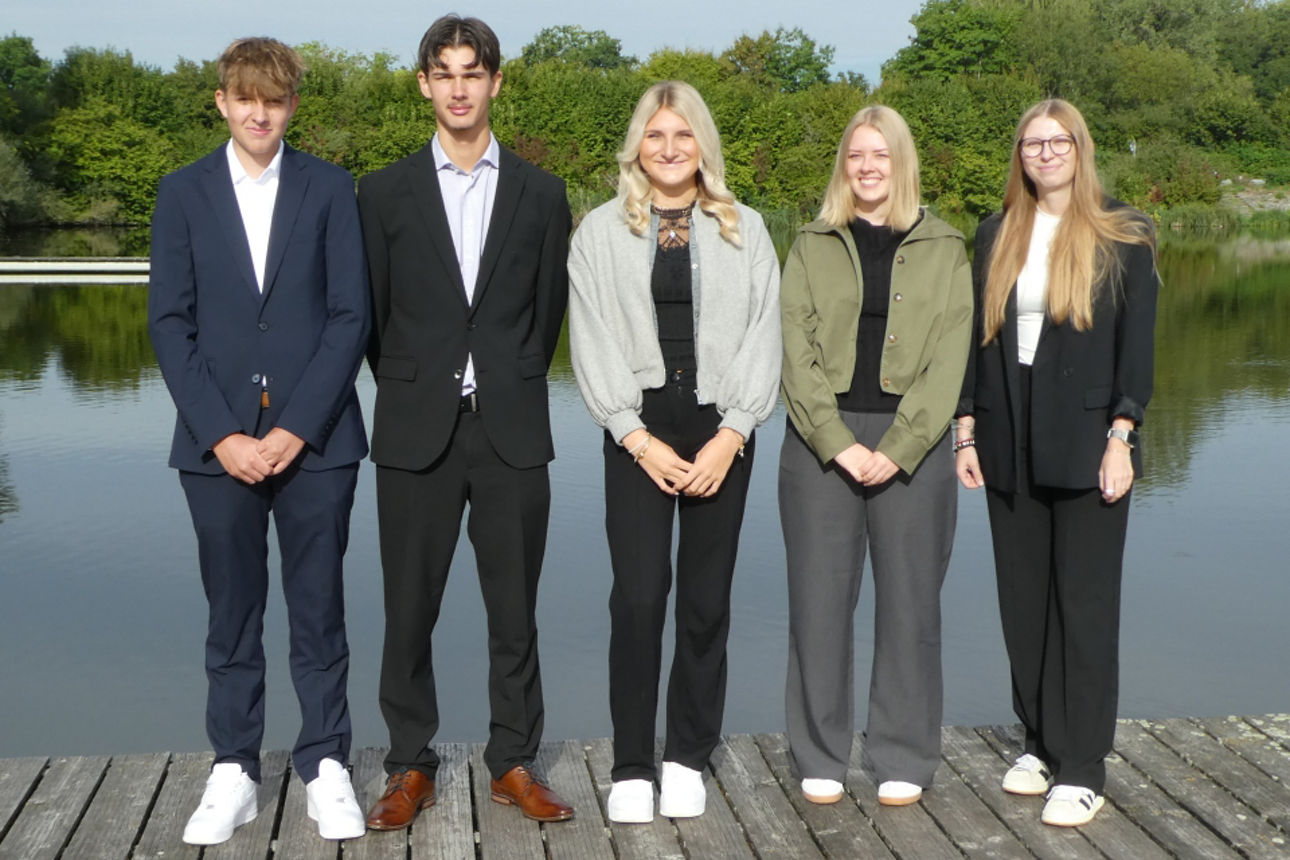Gruppenfoto der vier neuen Auszubildenden zusammen mit der Ausbilderin Sophia Illig.