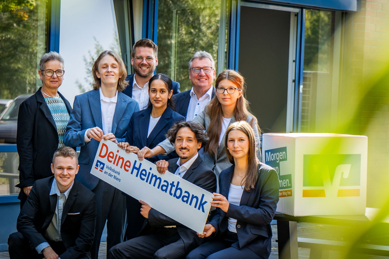 Azubis 2026 und Personalabteilung vor der Volksbank