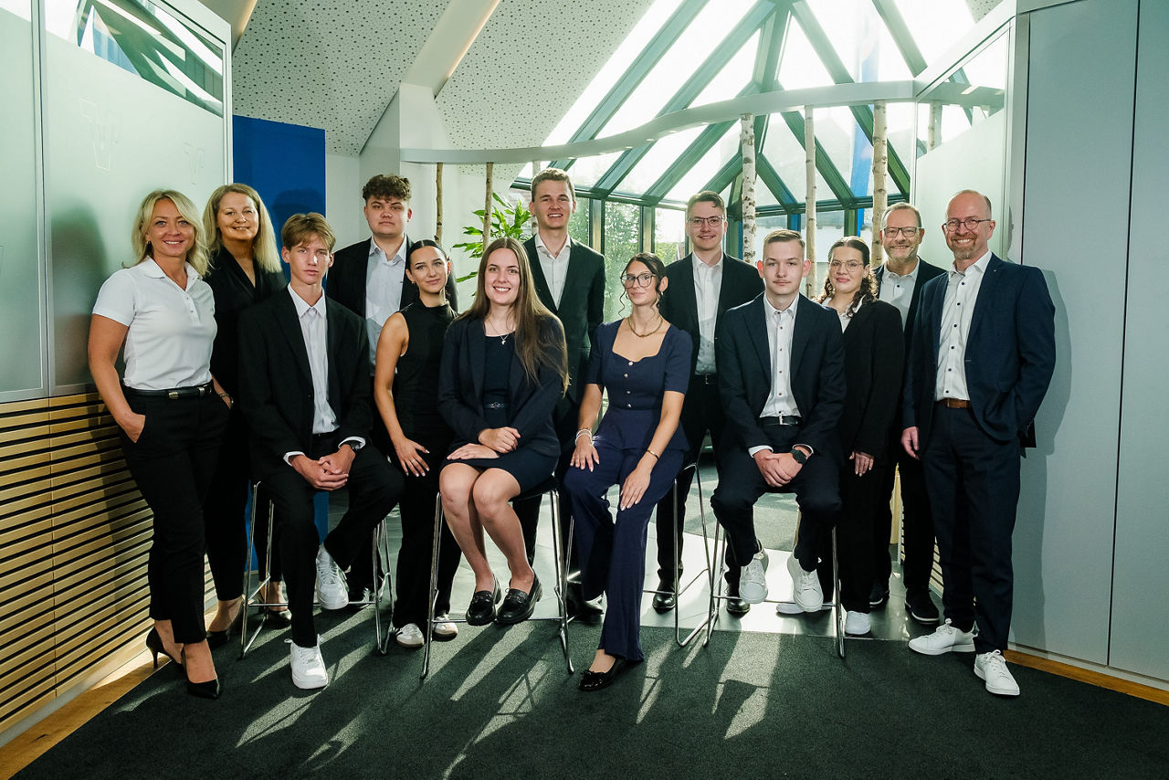 Gruppenfoto der neuen Auszubildenden mit einigen Kollegen.