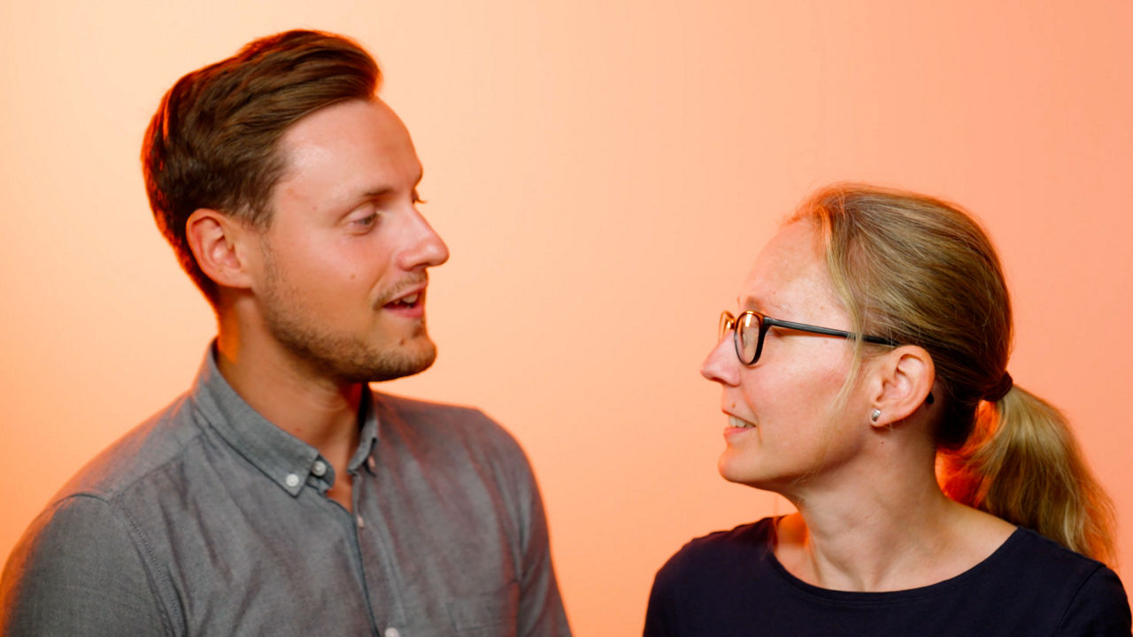 Florian Richter und Kirstin Stülb vom Ausbildungsteam schauen sich lachend an.