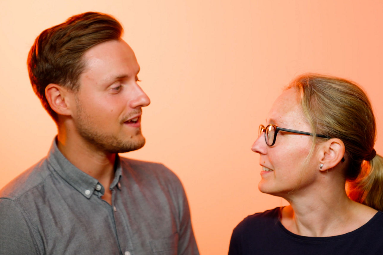 Florian Richter und Kirstin Stülb vom Ausbildungsteam schauen sich lachend an.