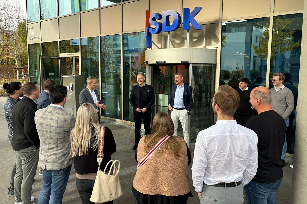 Mitarbeiter der Bank vor der SDK-Zentale in Fellbach