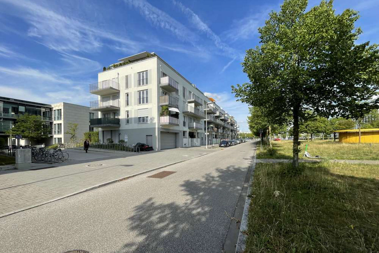 Lichtdurchflutete und stilvoll ausgestattete Dreizimmerwohnung mit fantastischem Weitblick