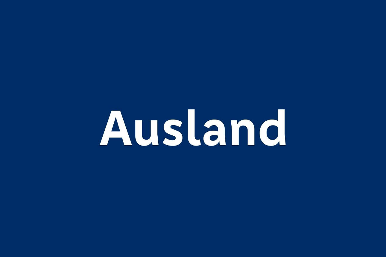Dunkelblauer Hintergrund mit weißem Text "Ausland".