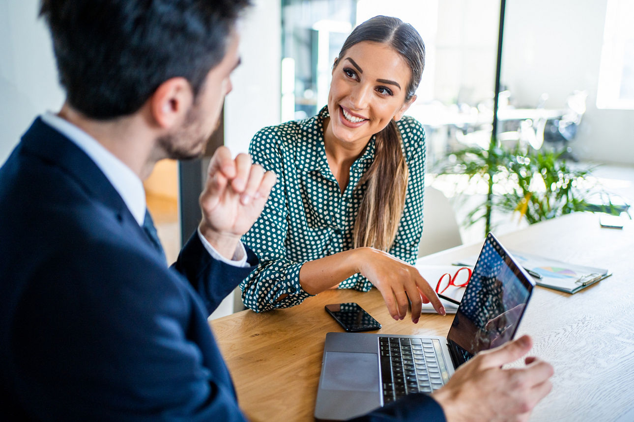 Ein Mann und eine Frau im Büro